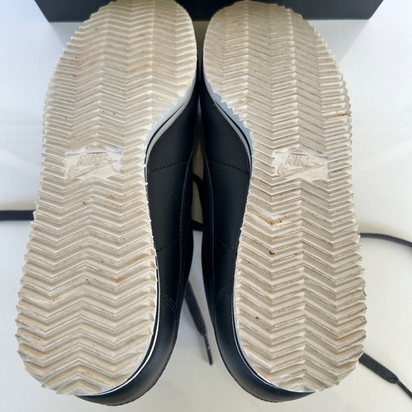 WOMEN’S BLACK NIKE CORTEZ 72 CLASSIC SNEAKERS. Size 8 - Picture 4 of 5